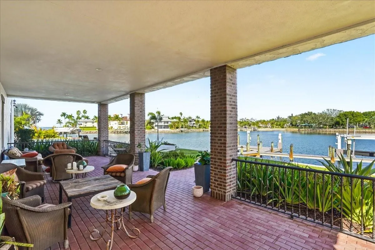 315 S SHORE DR