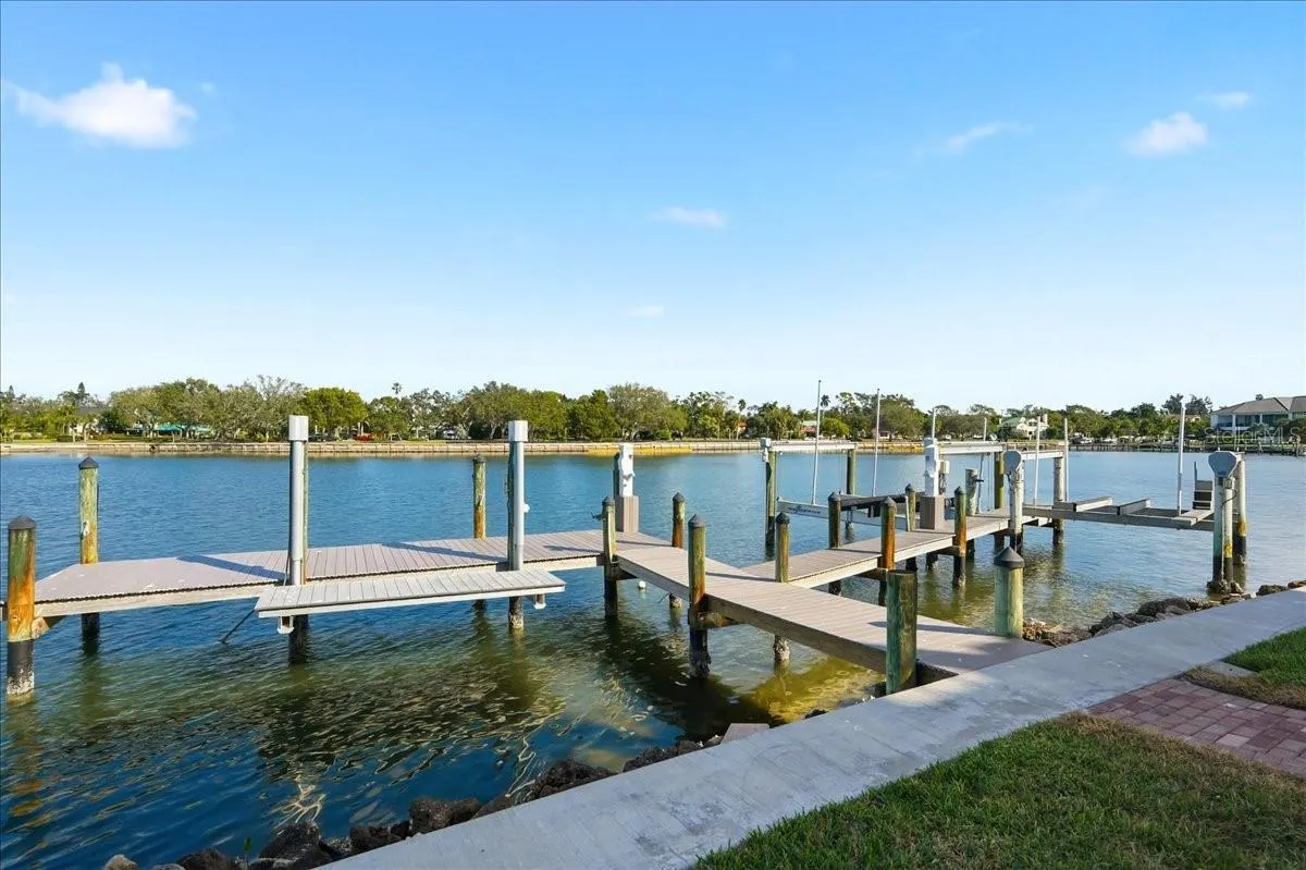 315 S SHORE DR
