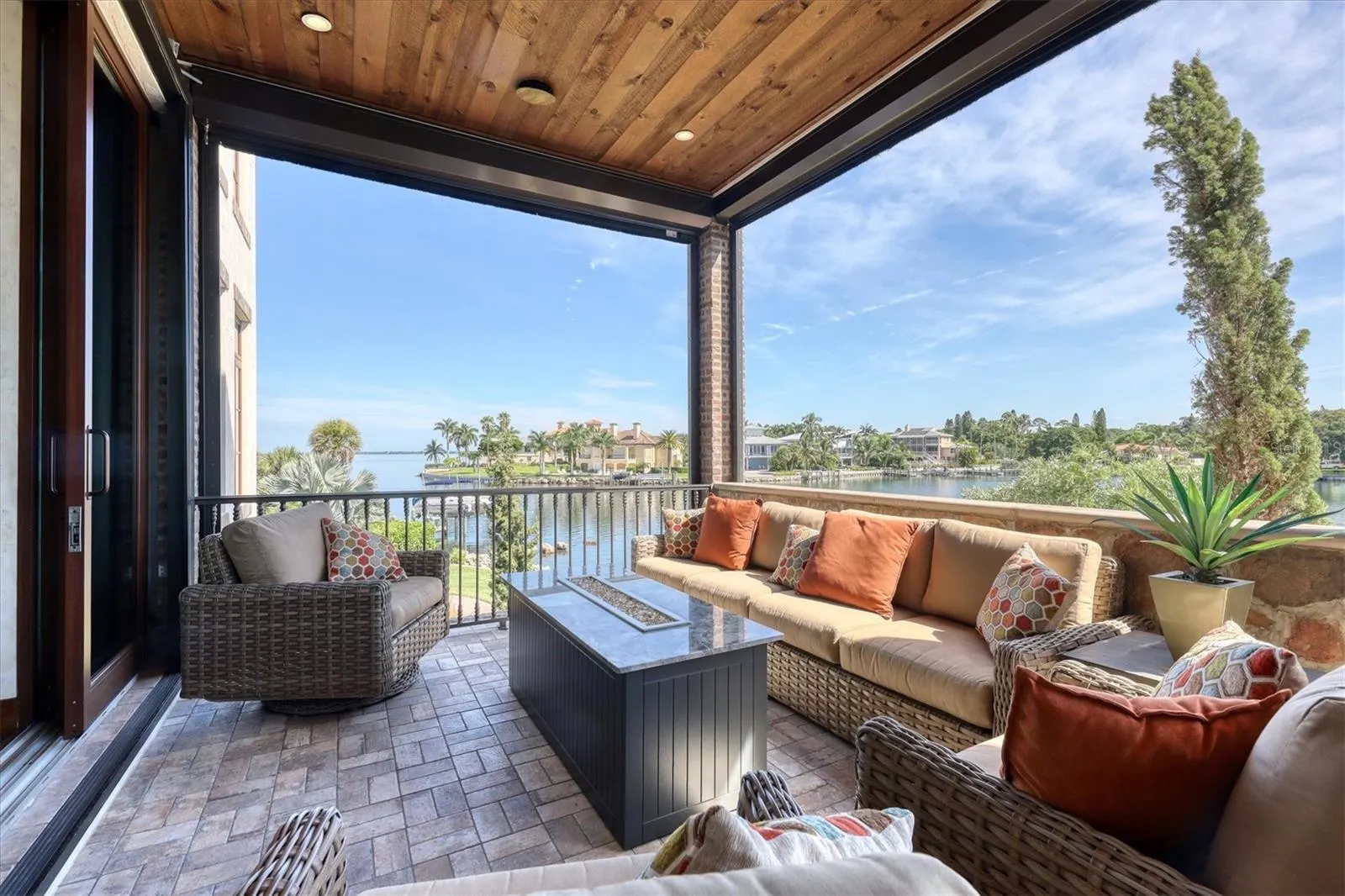 315 S SHORE DR
