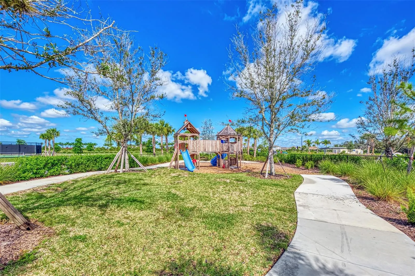 9113 LUNA LN
