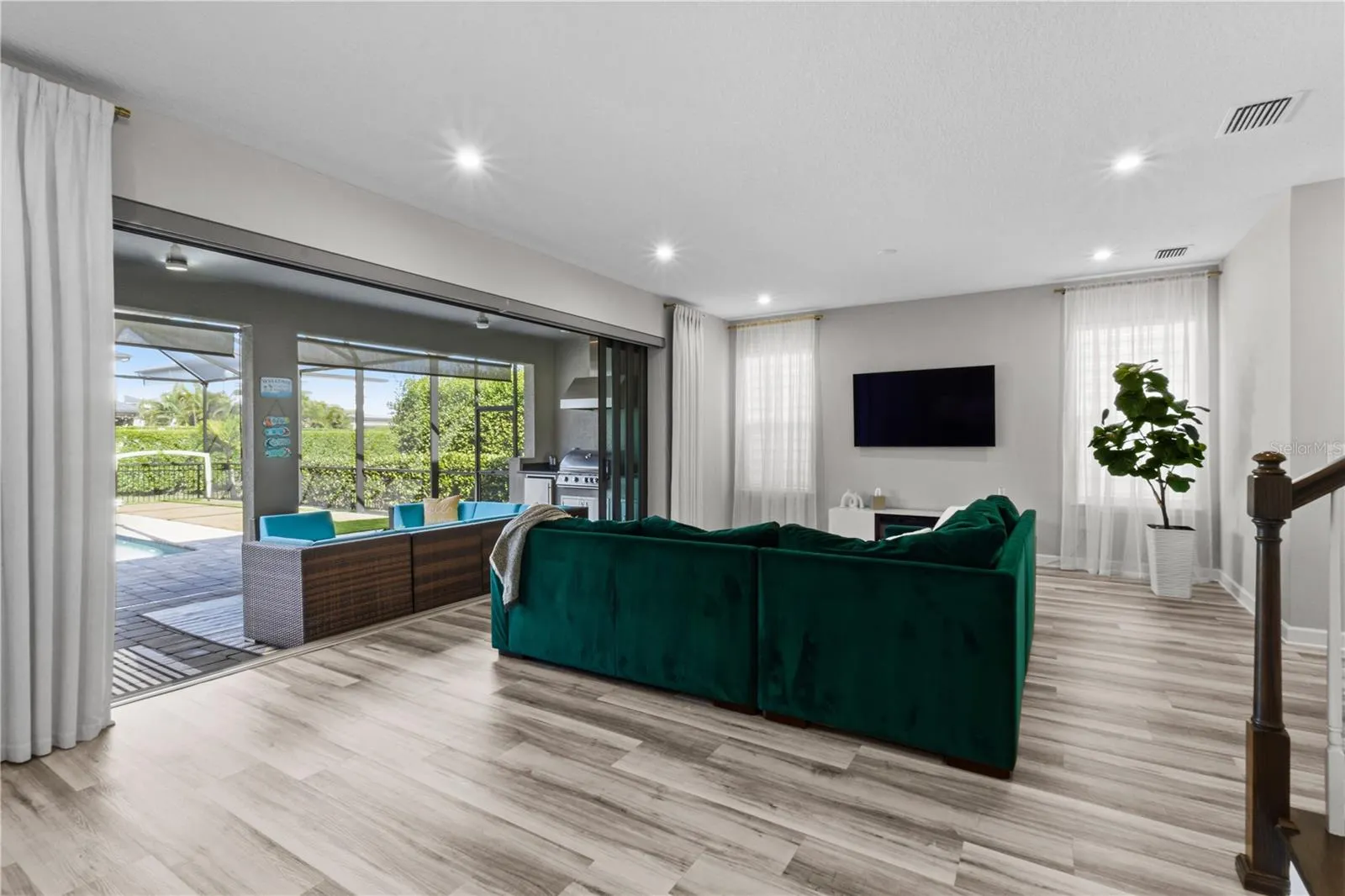 9113 LUNA LN