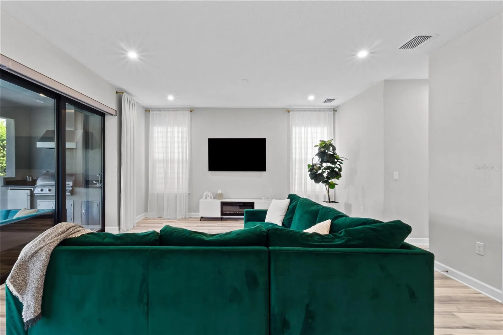 9113 LUNA LN