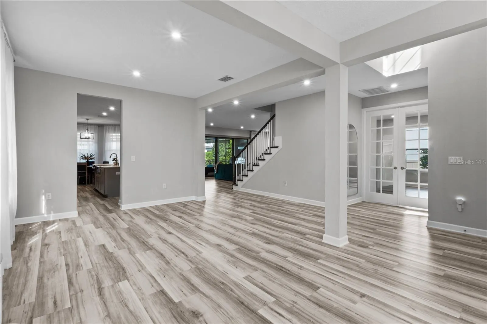 9113 LUNA LN