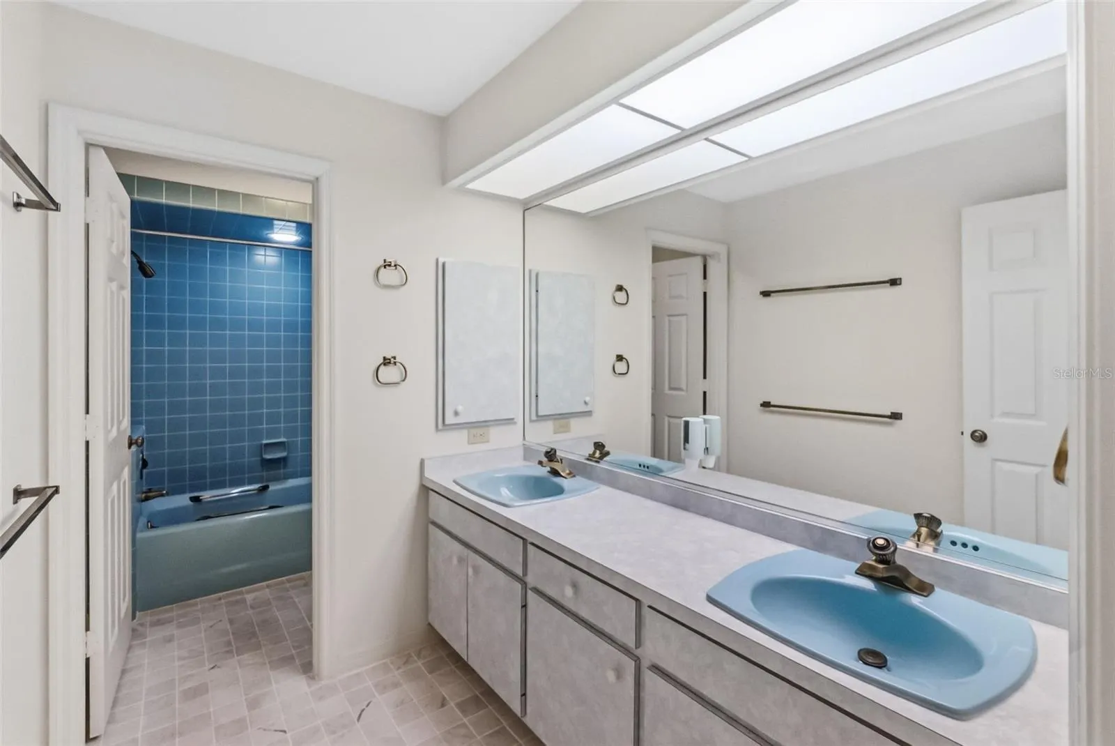 5122 KESTRAL PARK S