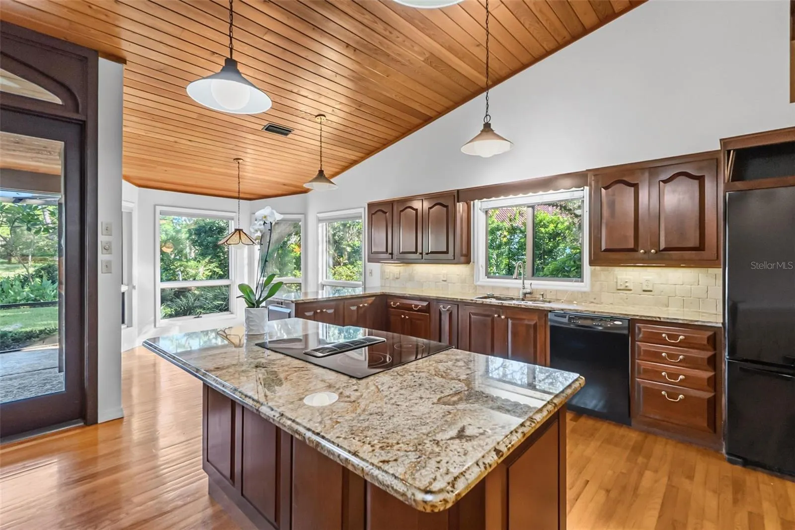 5122 KESTRAL PARK S