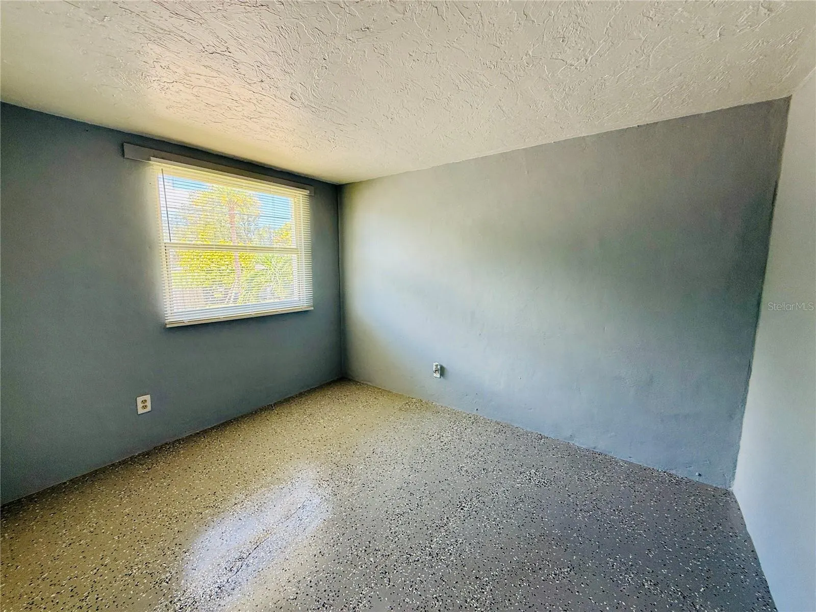 2700 PALMADELIA AVE