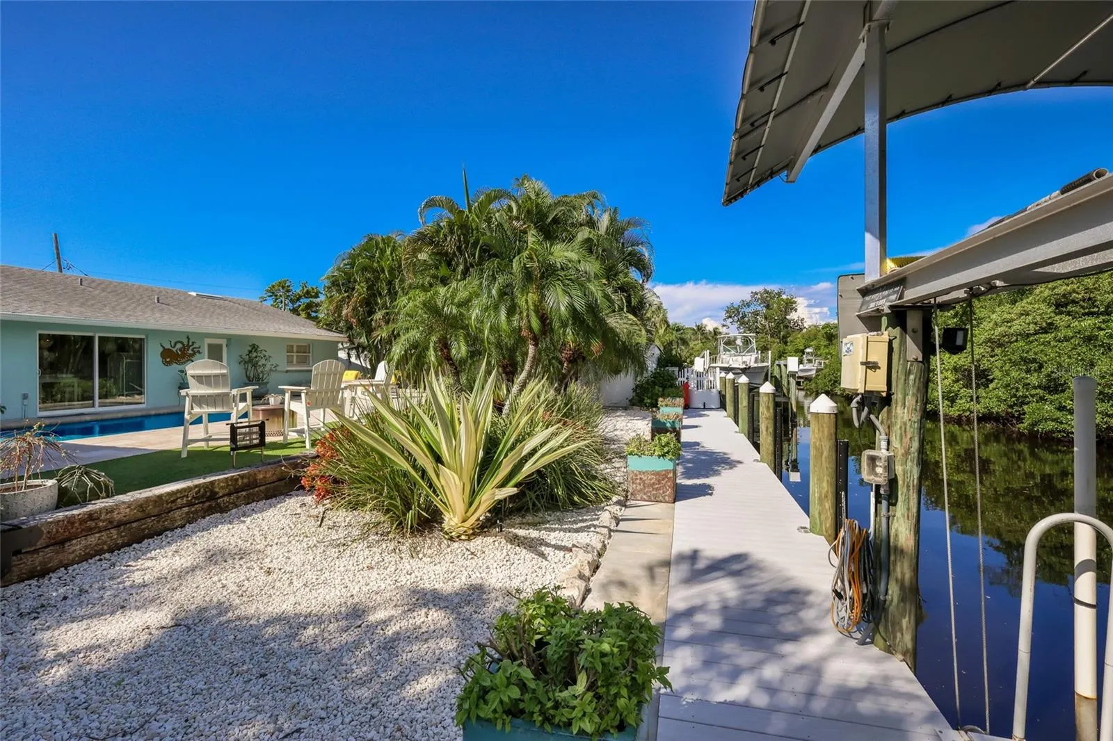 902 25TH AVE W