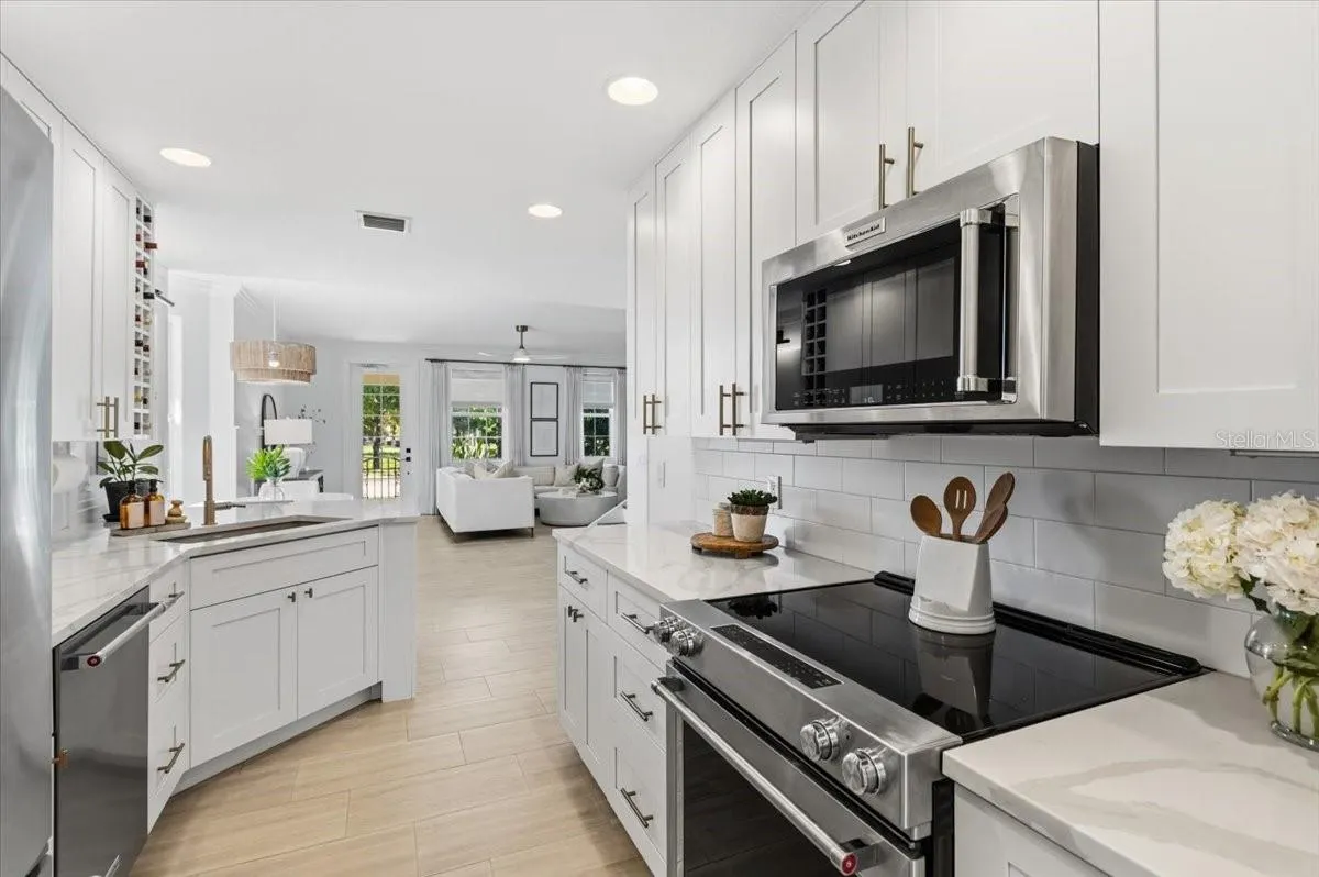 1523 NAPOLI DR E