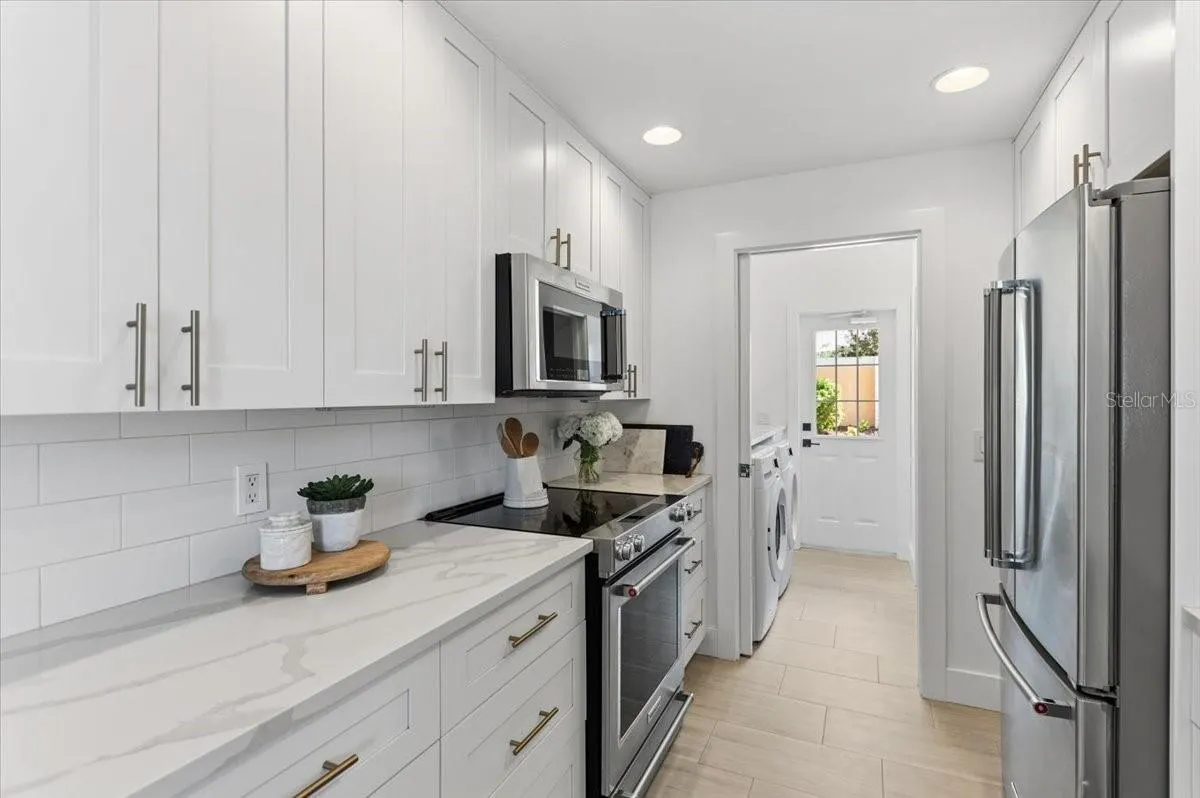 1523 NAPOLI DR E