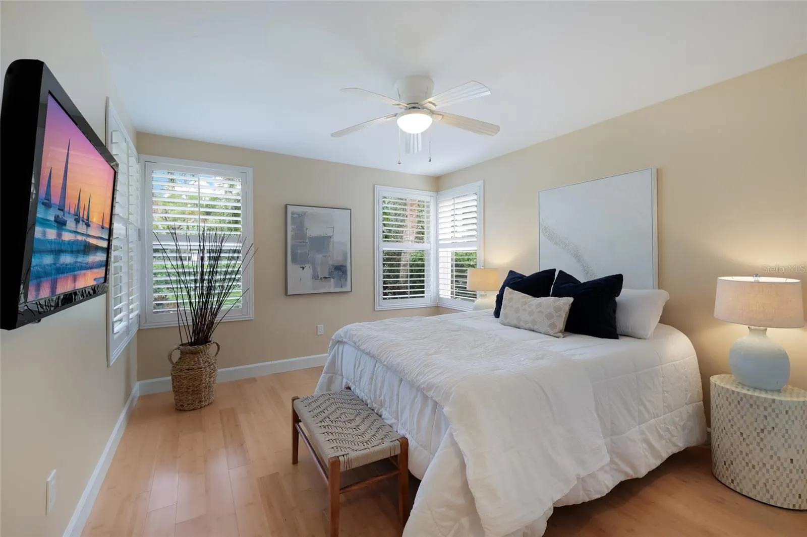 128 S WASHINGTON DR