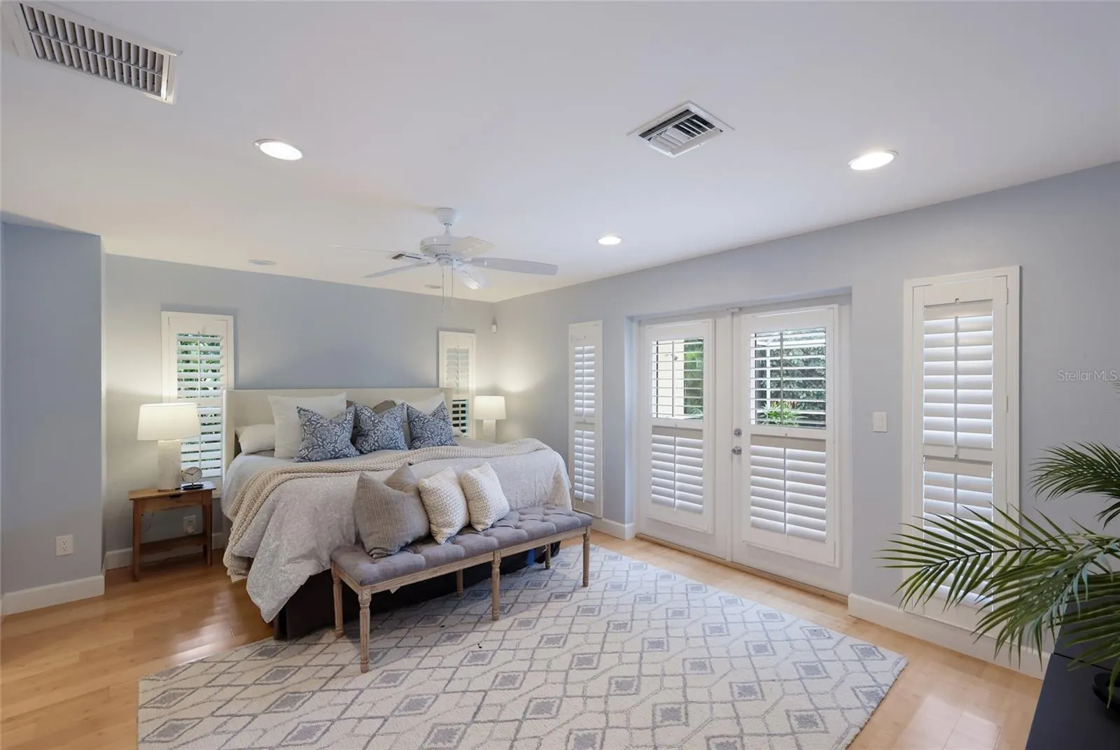 128 S WASHINGTON DR