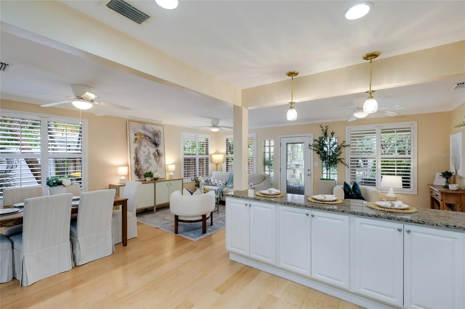 128 S WASHINGTON DR