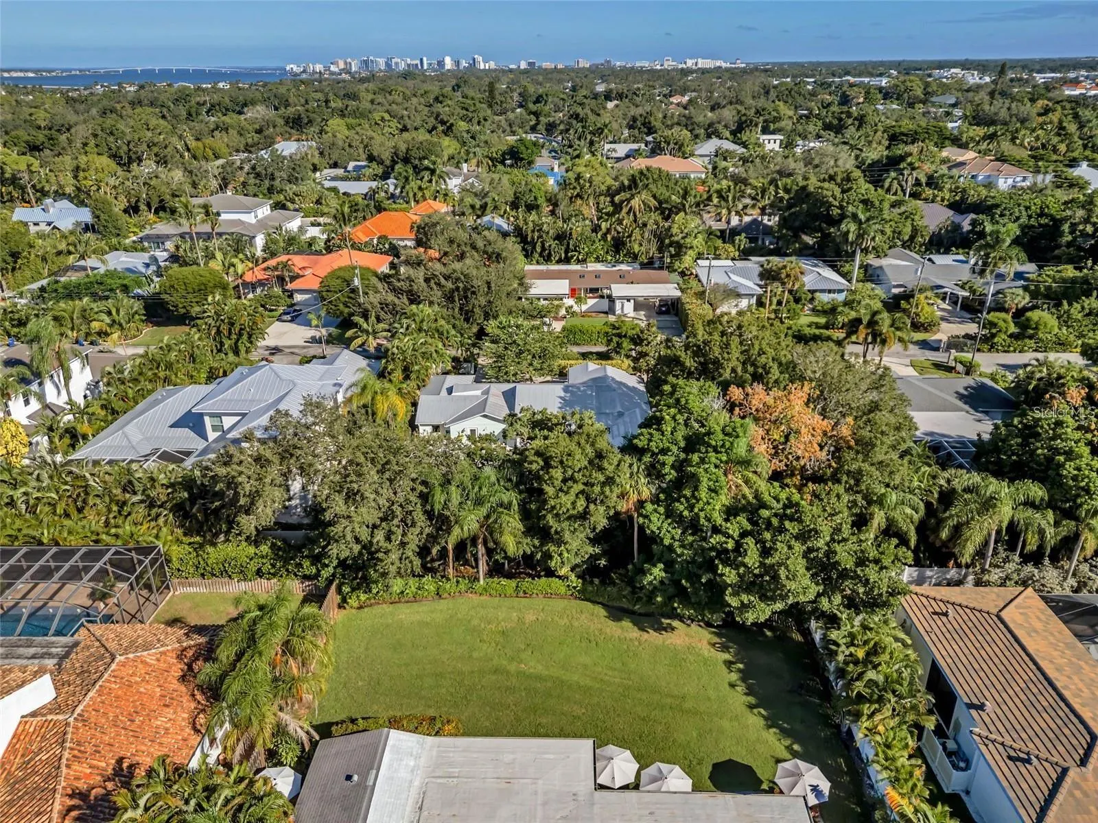 1605 N LAKE SHORE DR