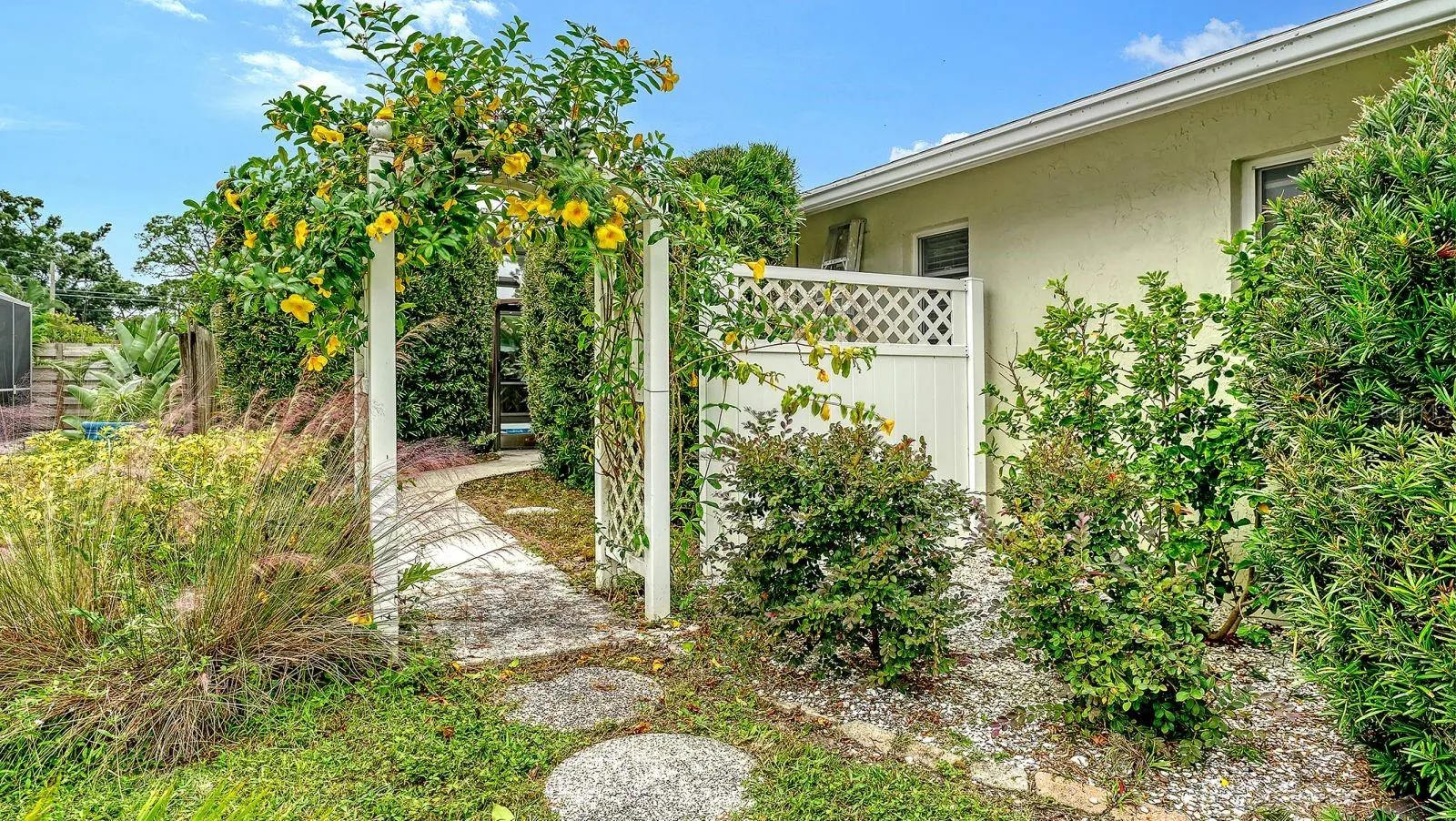 2295 PINE VIEW CIR