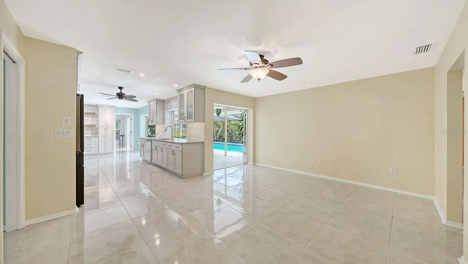 2295 PINE VIEW CIR