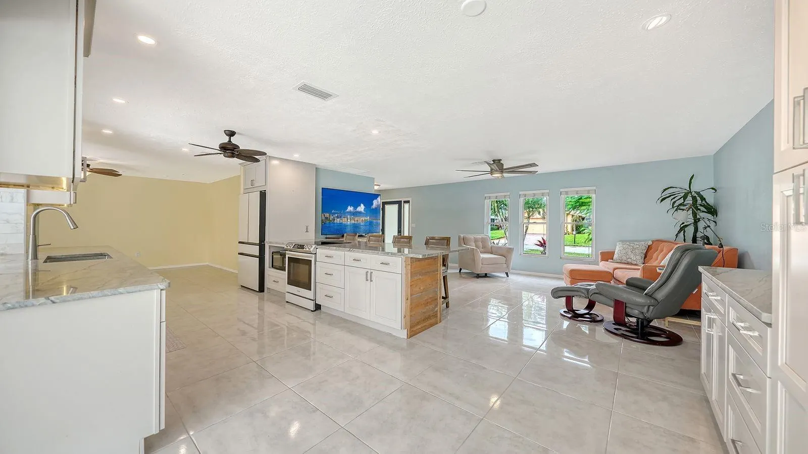 2295 PINE VIEW CIR