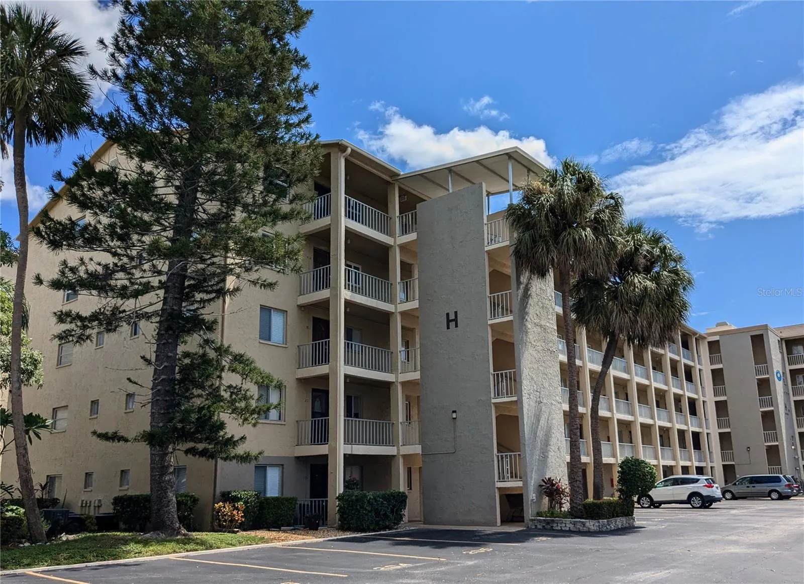 3779 LAKE BAYSHORE DR #H-402 #H-402