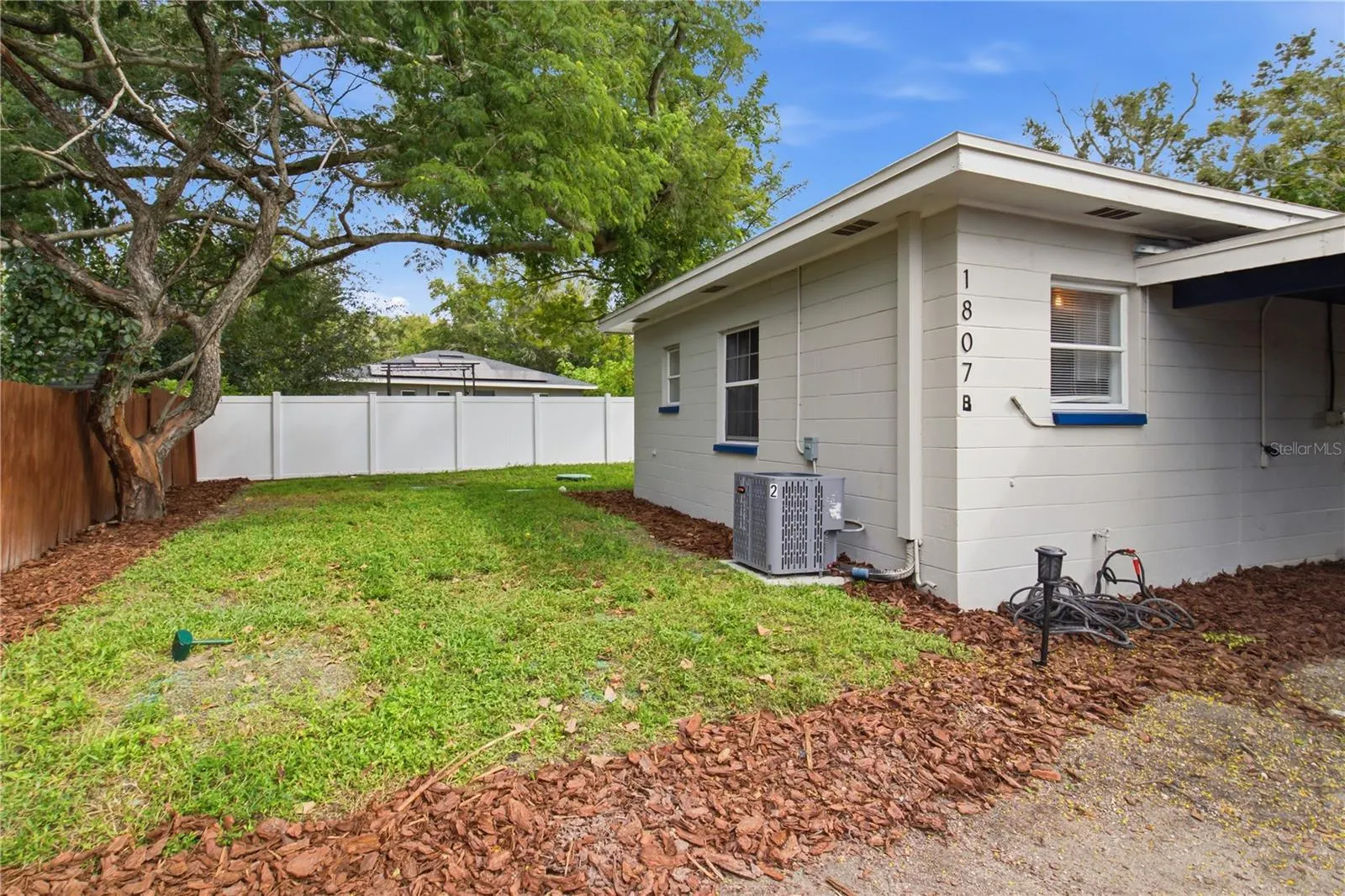 1807 DOUGLAS AVE