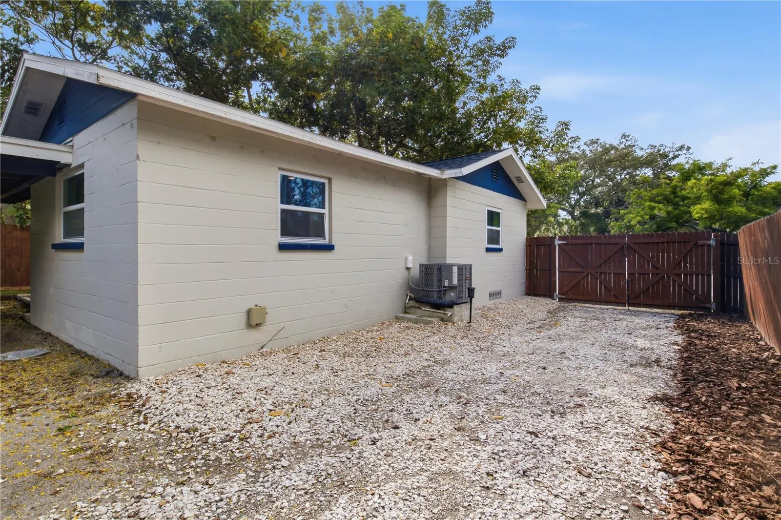 1807 DOUGLAS AVE