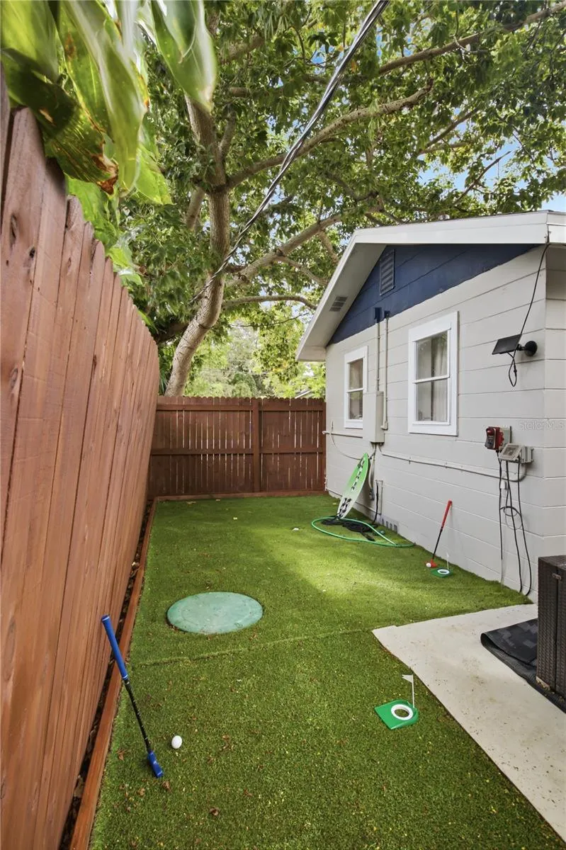 1807 DOUGLAS AVE