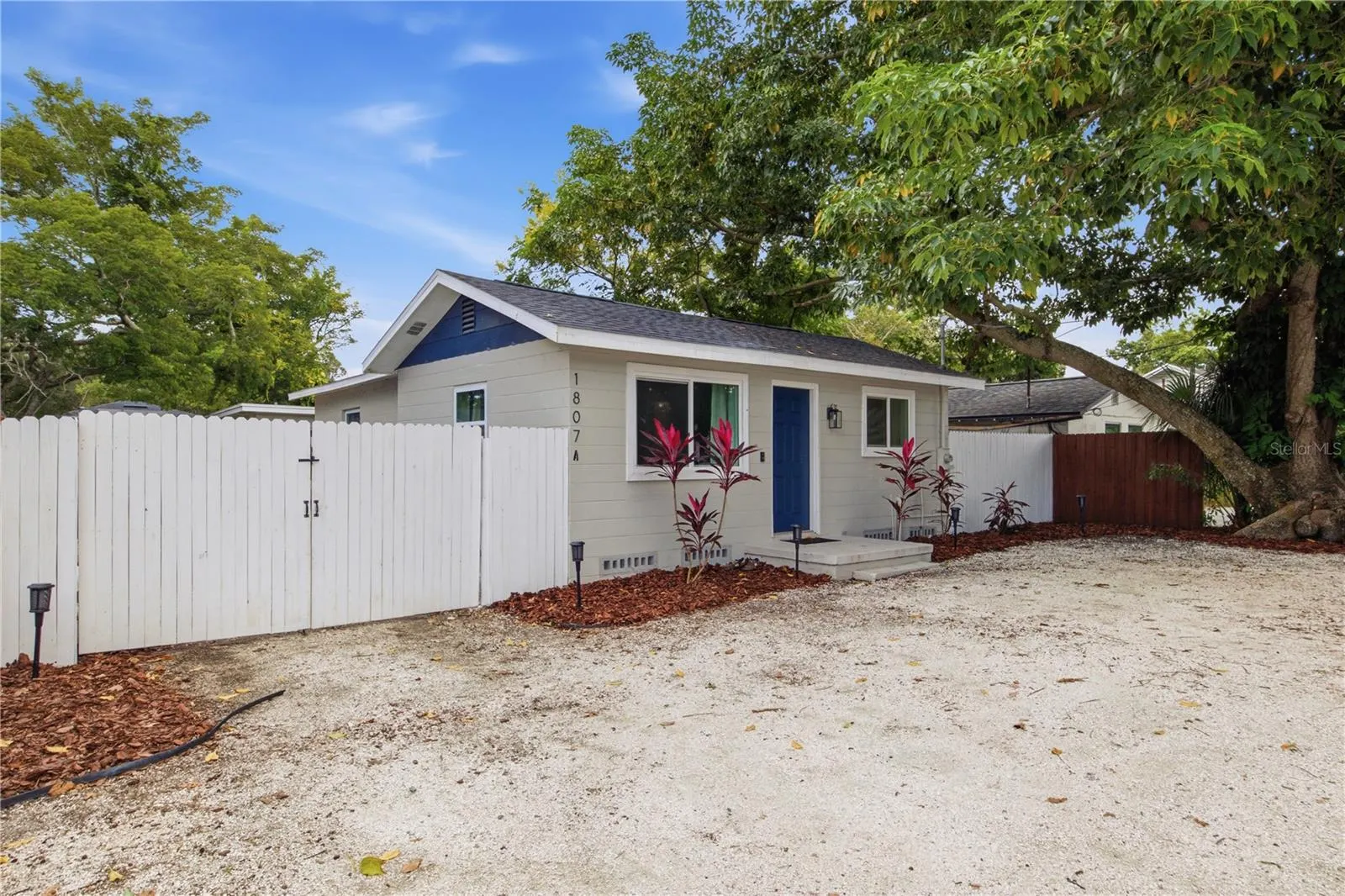 1807 DOUGLAS AVE