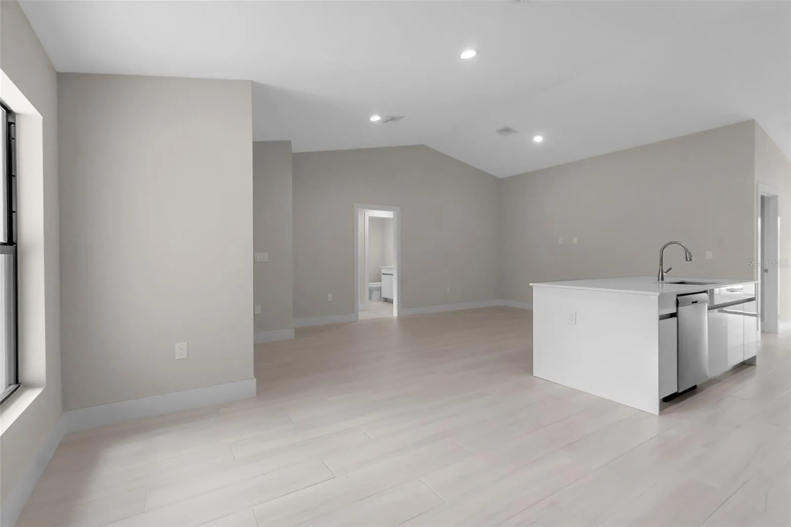 23367 MAYVILLE AVE