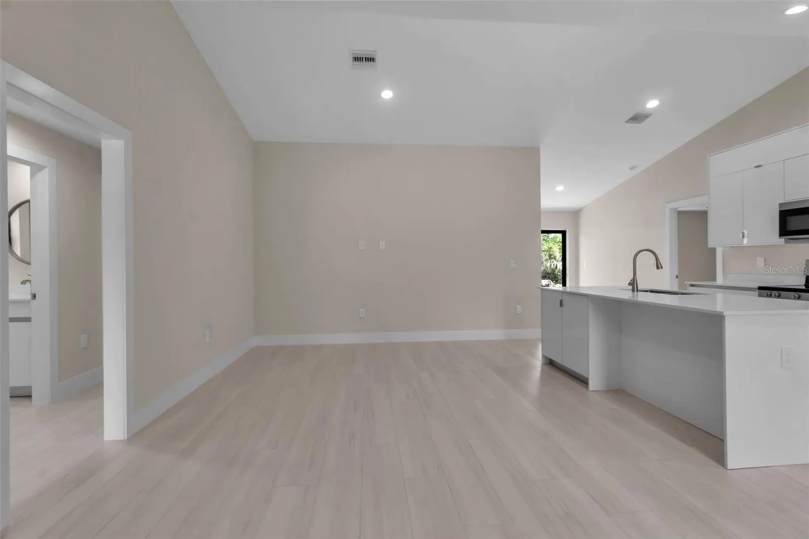 23367 MAYVILLE AVE