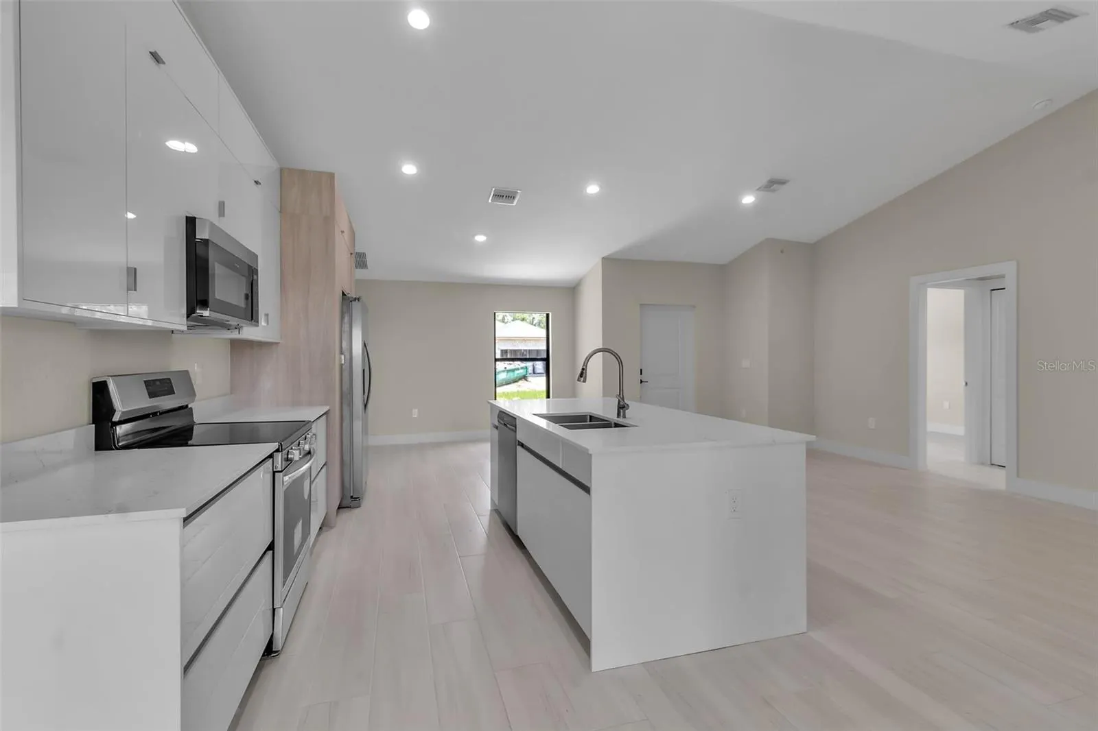 23367 MAYVILLE AVE