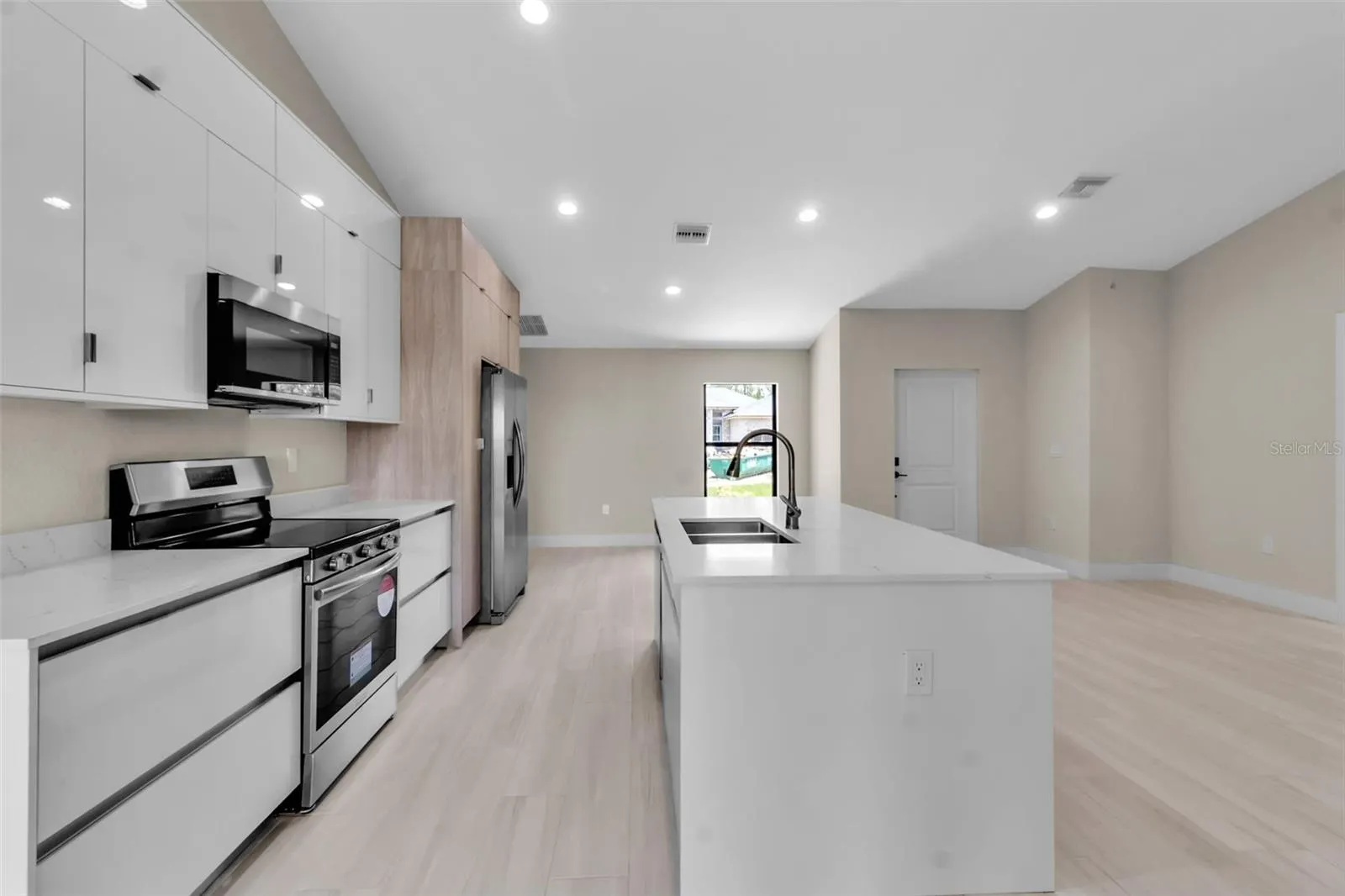 23367 MAYVILLE AVE