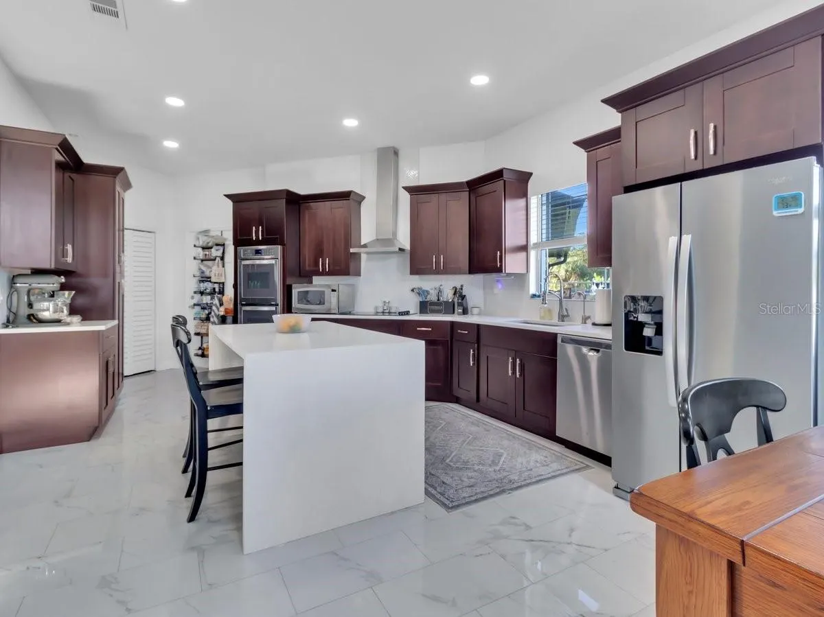 3810 BARTON COUNTRY TRL