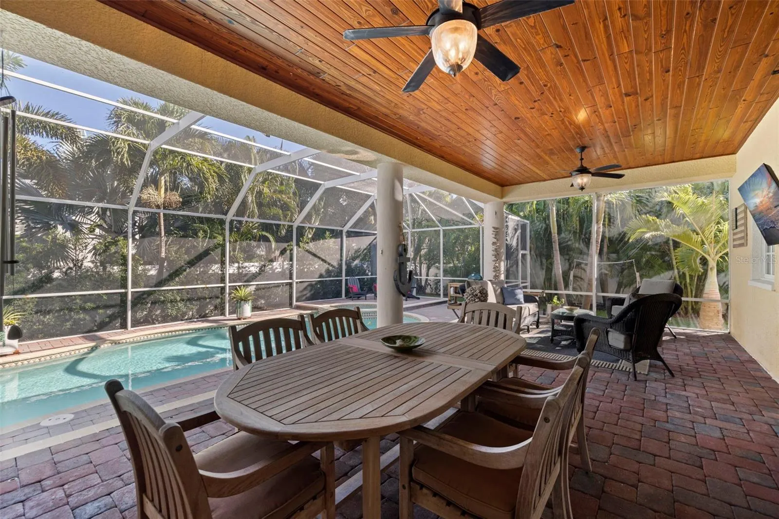 647 SANTA MARIA DR