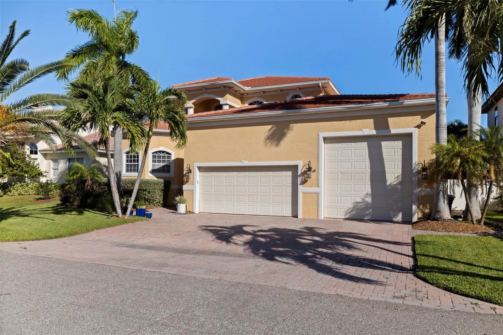 647 SANTA MARIA DR
