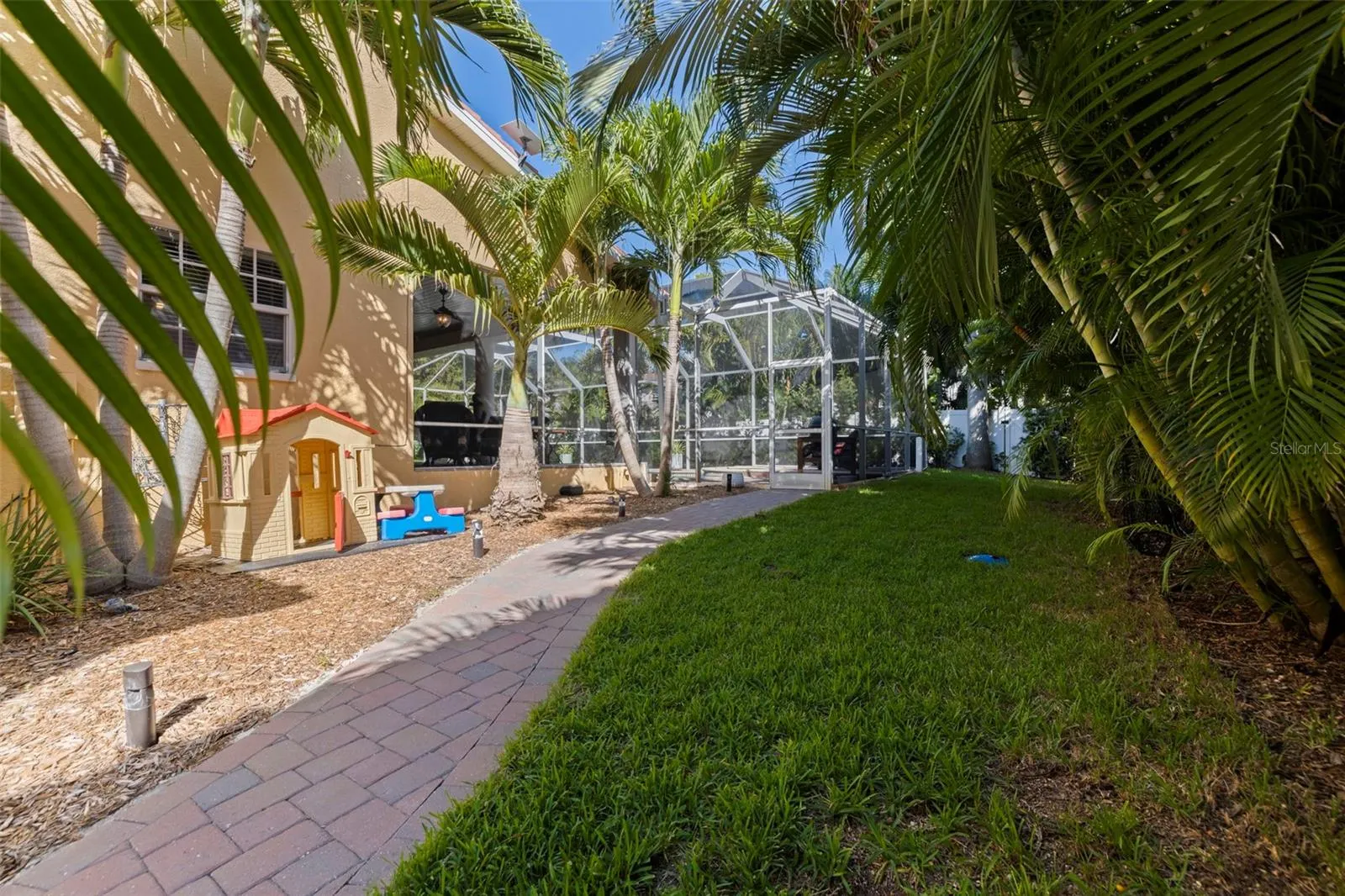 647 SANTA MARIA DR