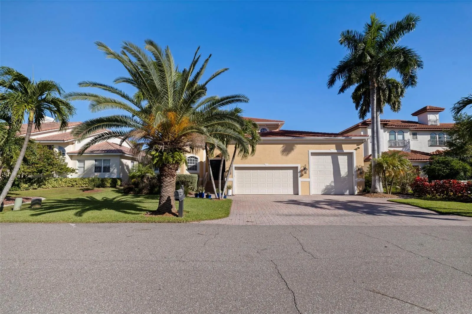 647 SANTA MARIA DR
