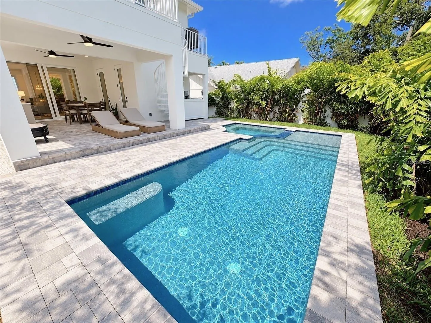 1647 SIESTA DR