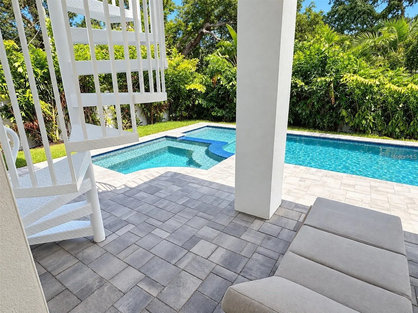 1647 SIESTA DR