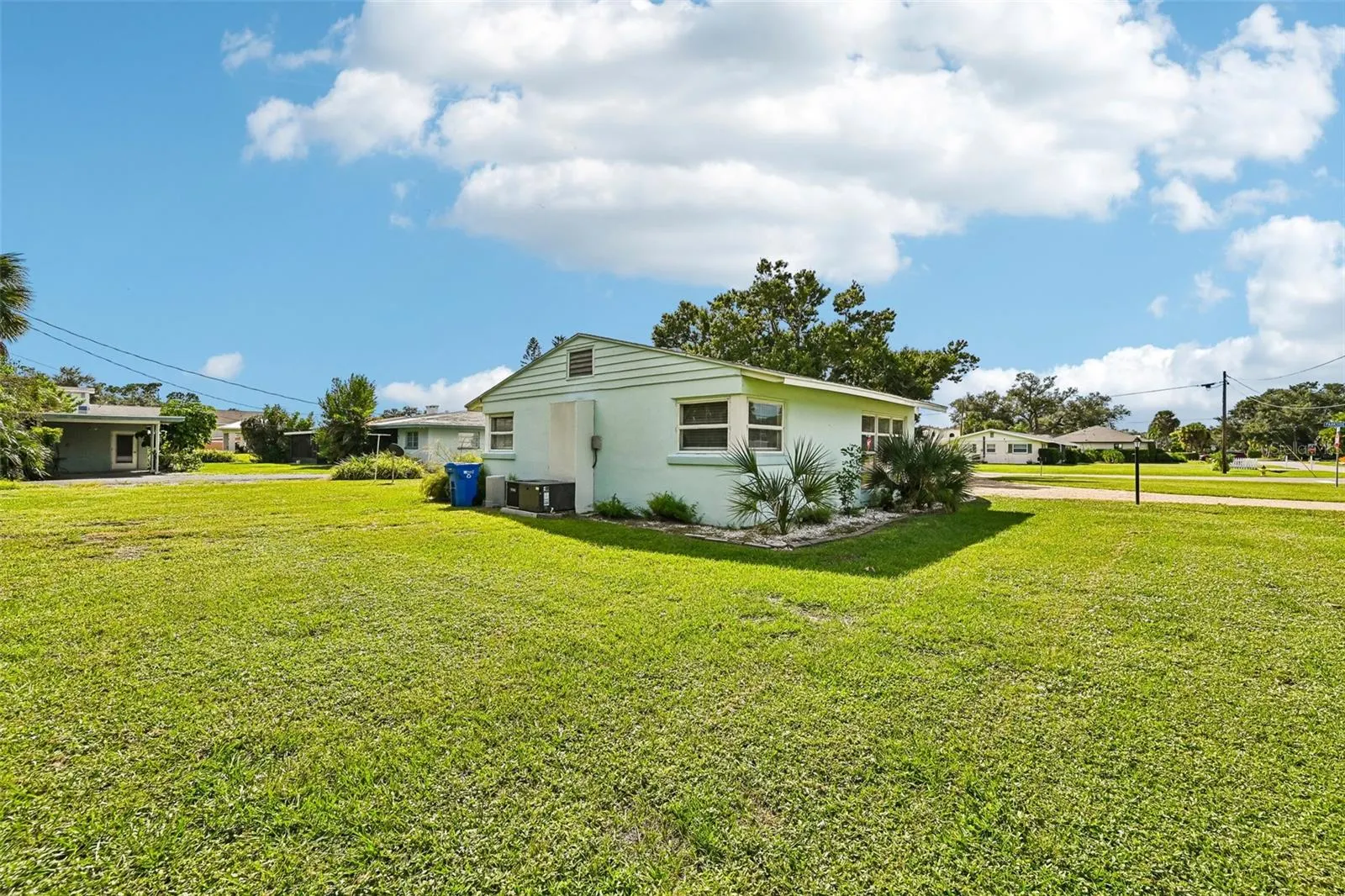 320 PARKSIDE DR