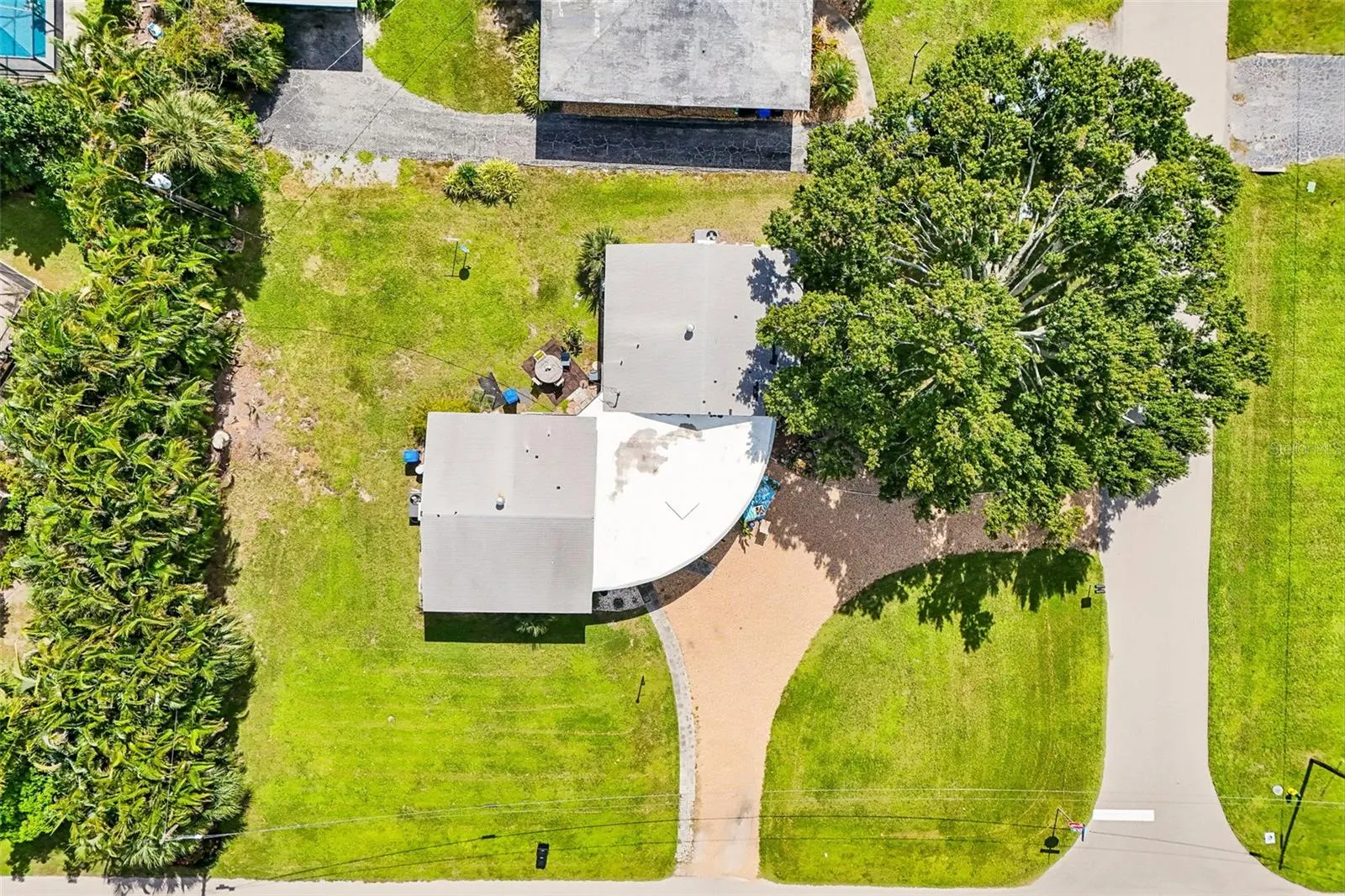 320 PARKSIDE DR