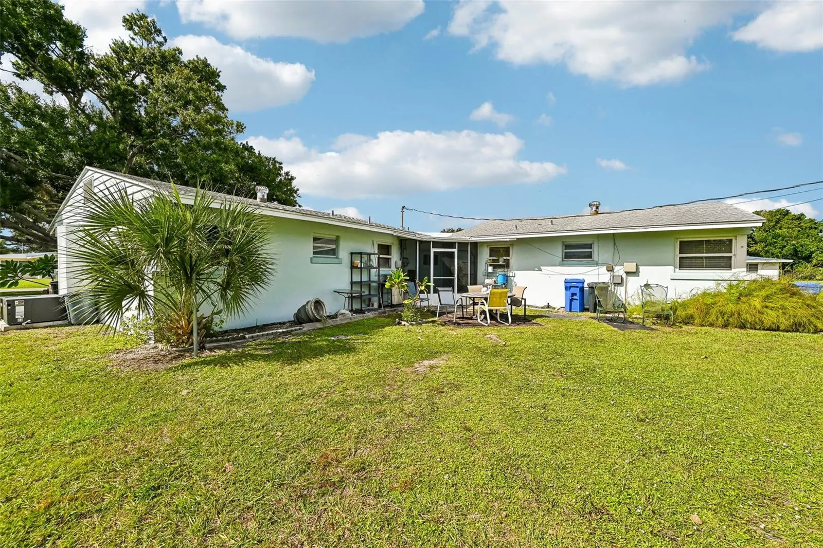 320 PARKSIDE DR