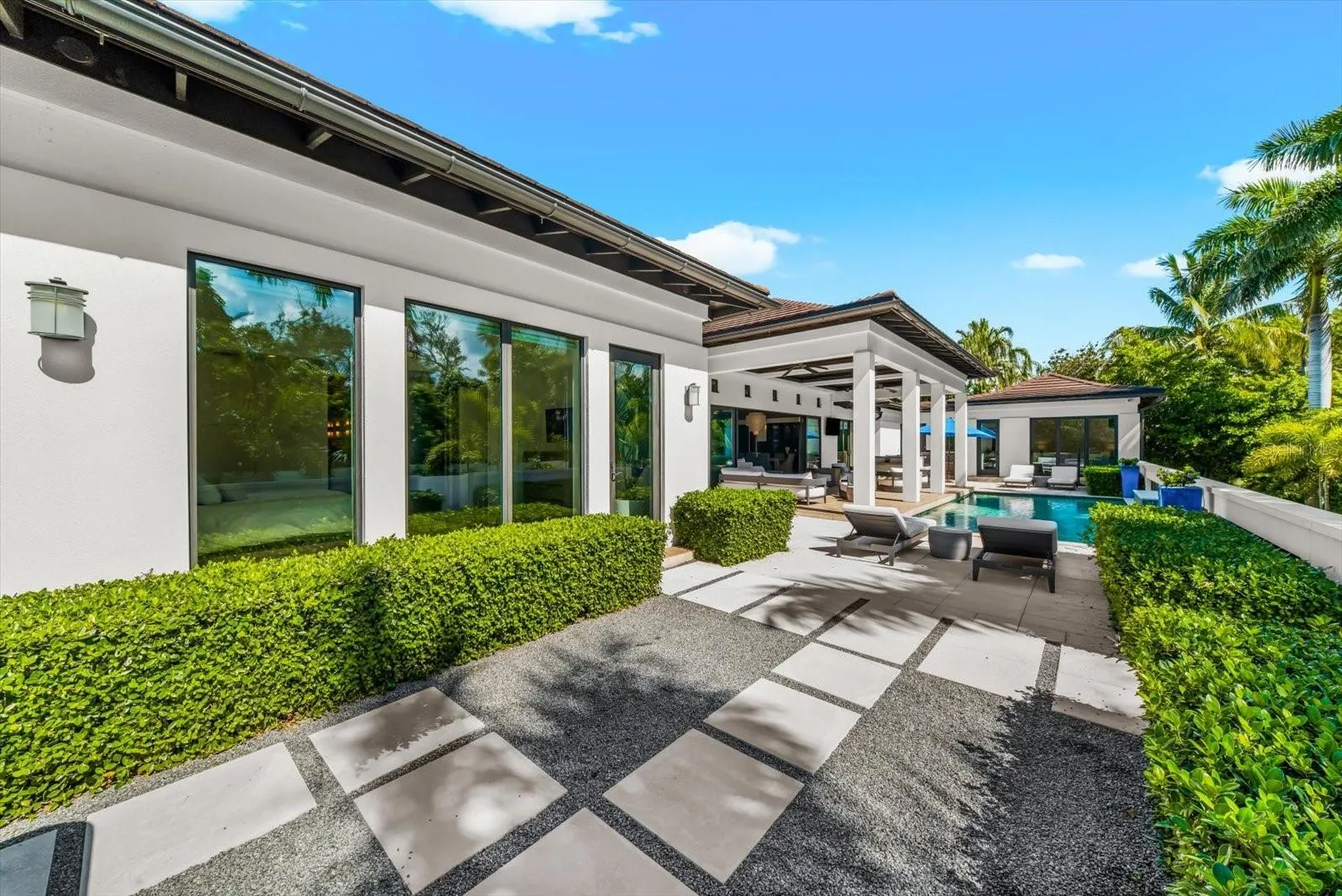 1207 SHARSWOOD LN