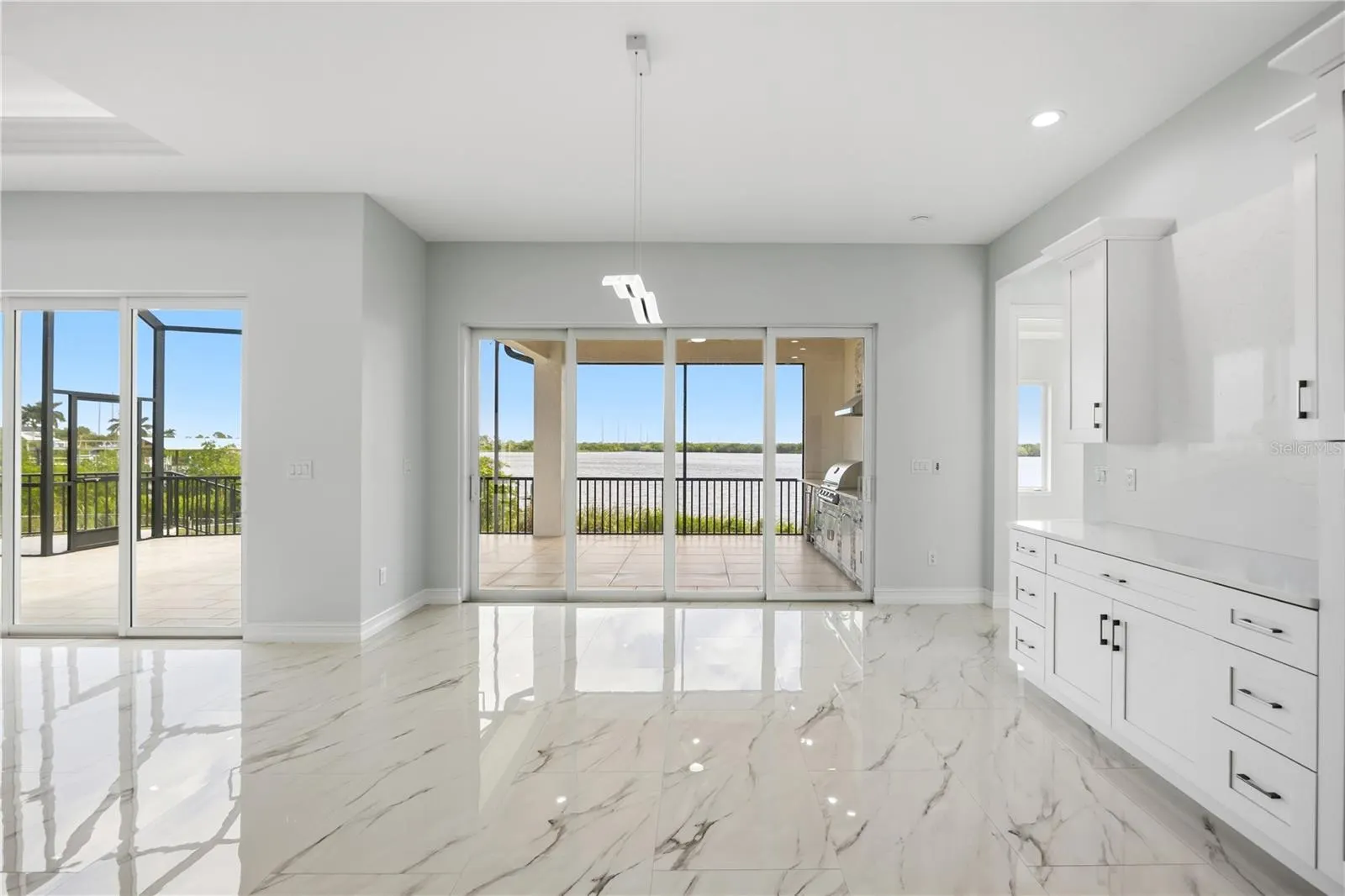 2228 HARBOUR DR