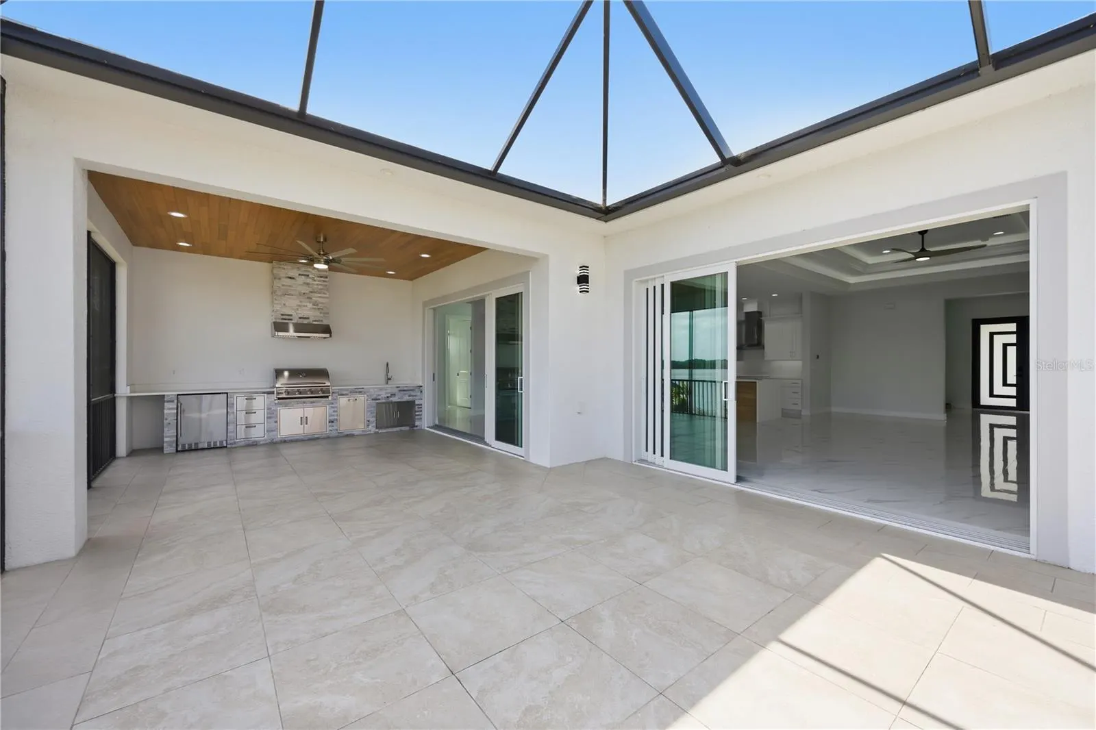 2228 HARBOUR DR