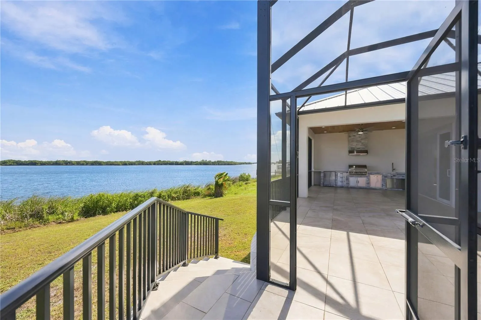2228 HARBOUR DR