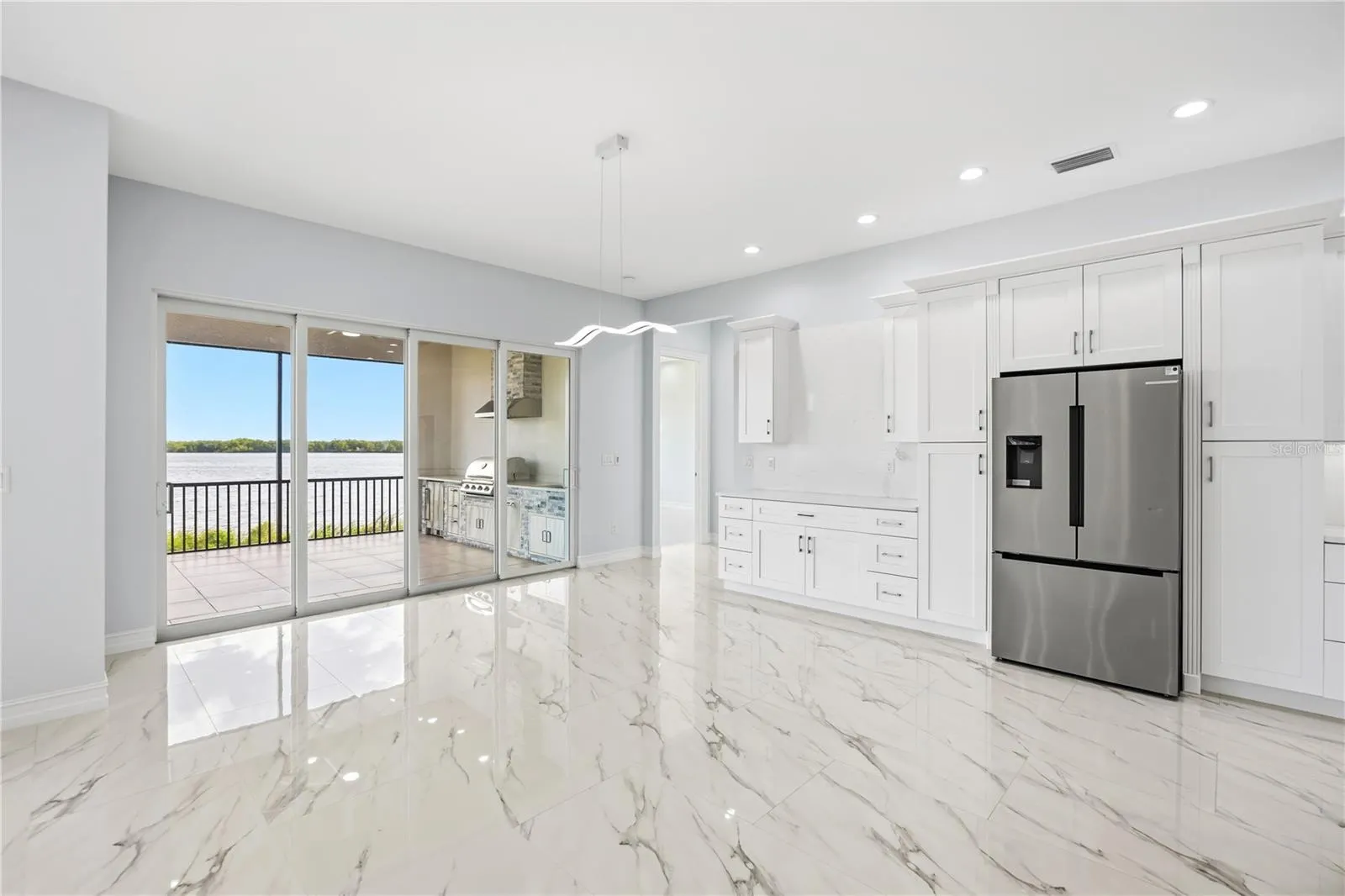 2228 HARBOUR DR