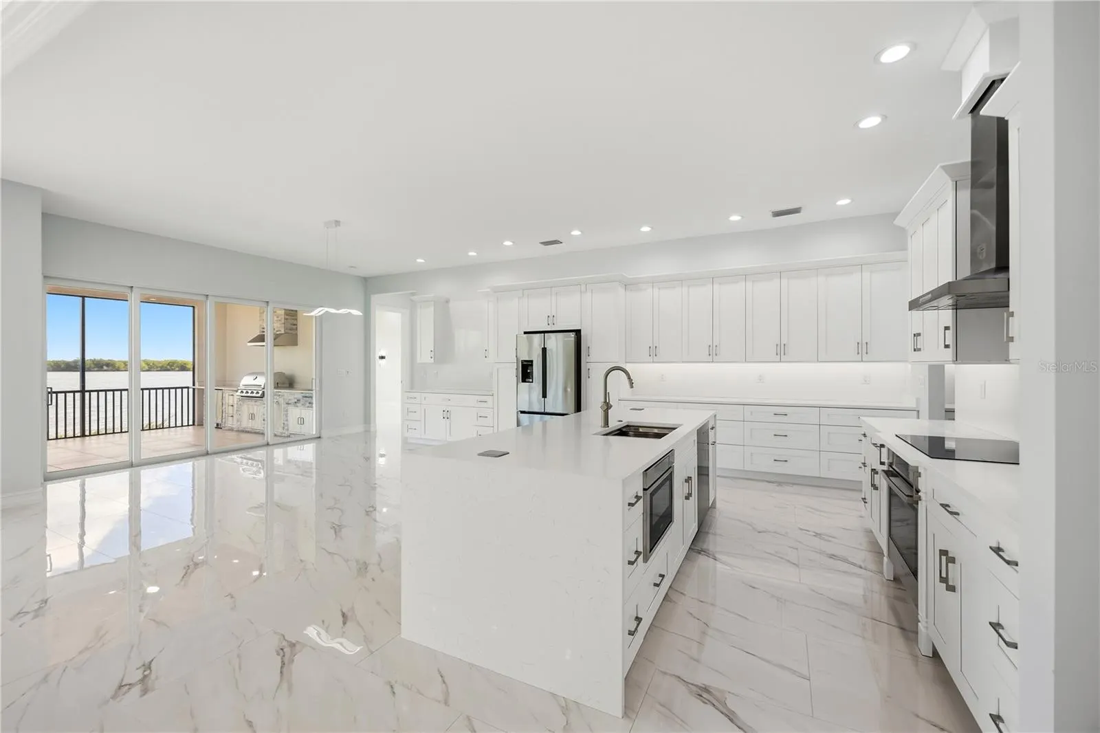 2228 HARBOUR DR