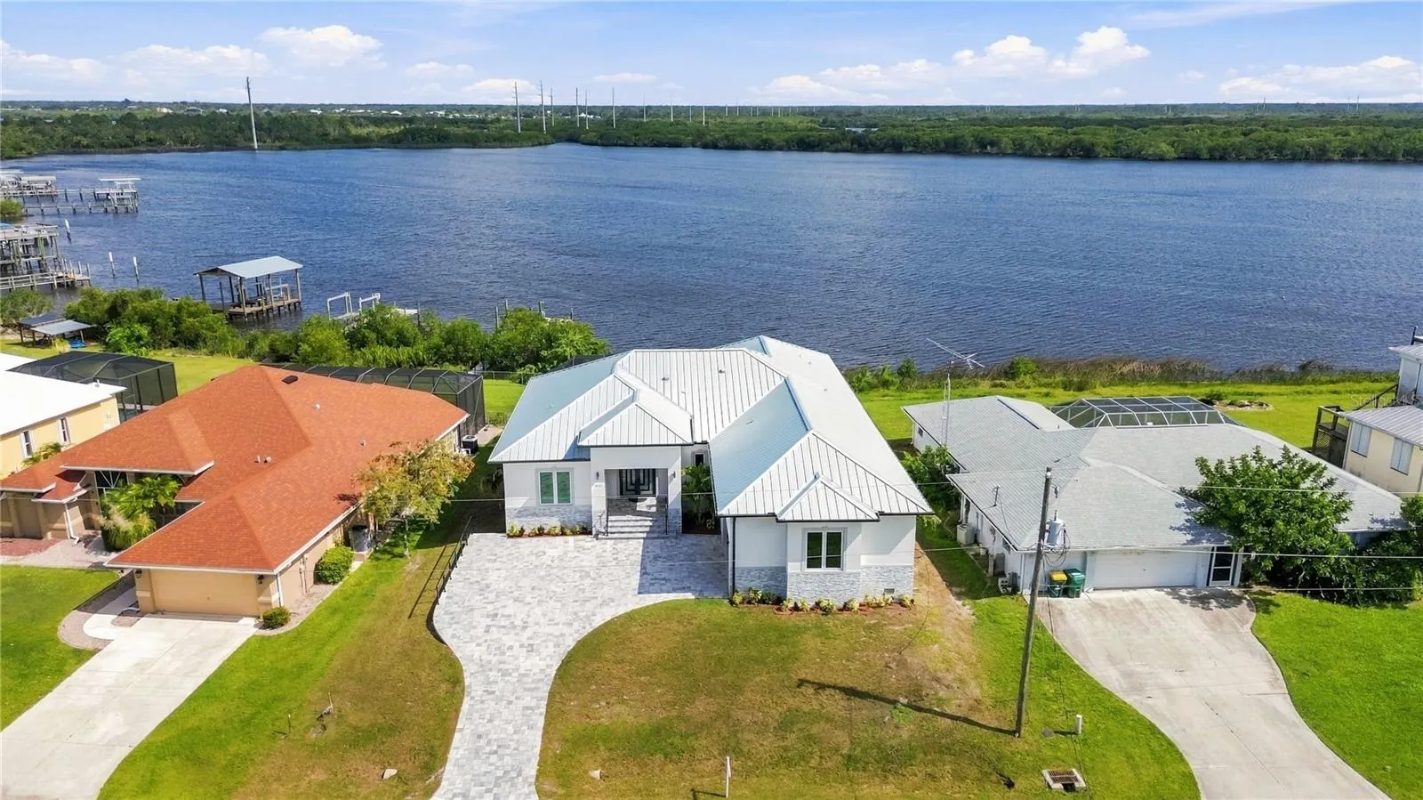 2228 HARBOUR DR