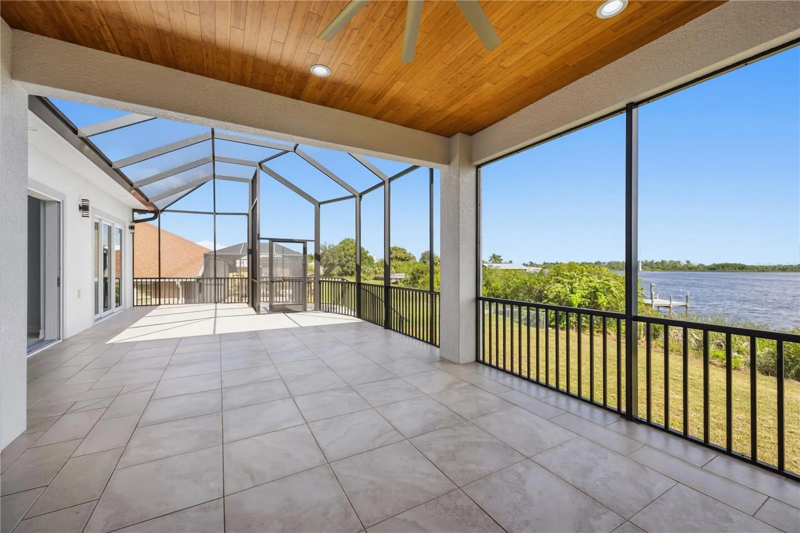 2228 HARBOUR DR