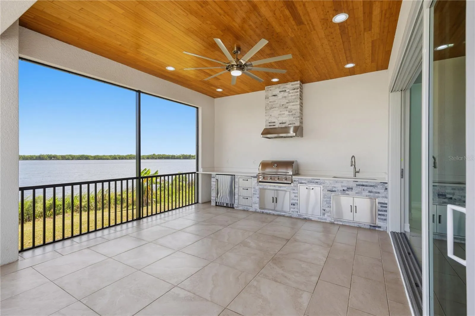 2228 HARBOUR DR