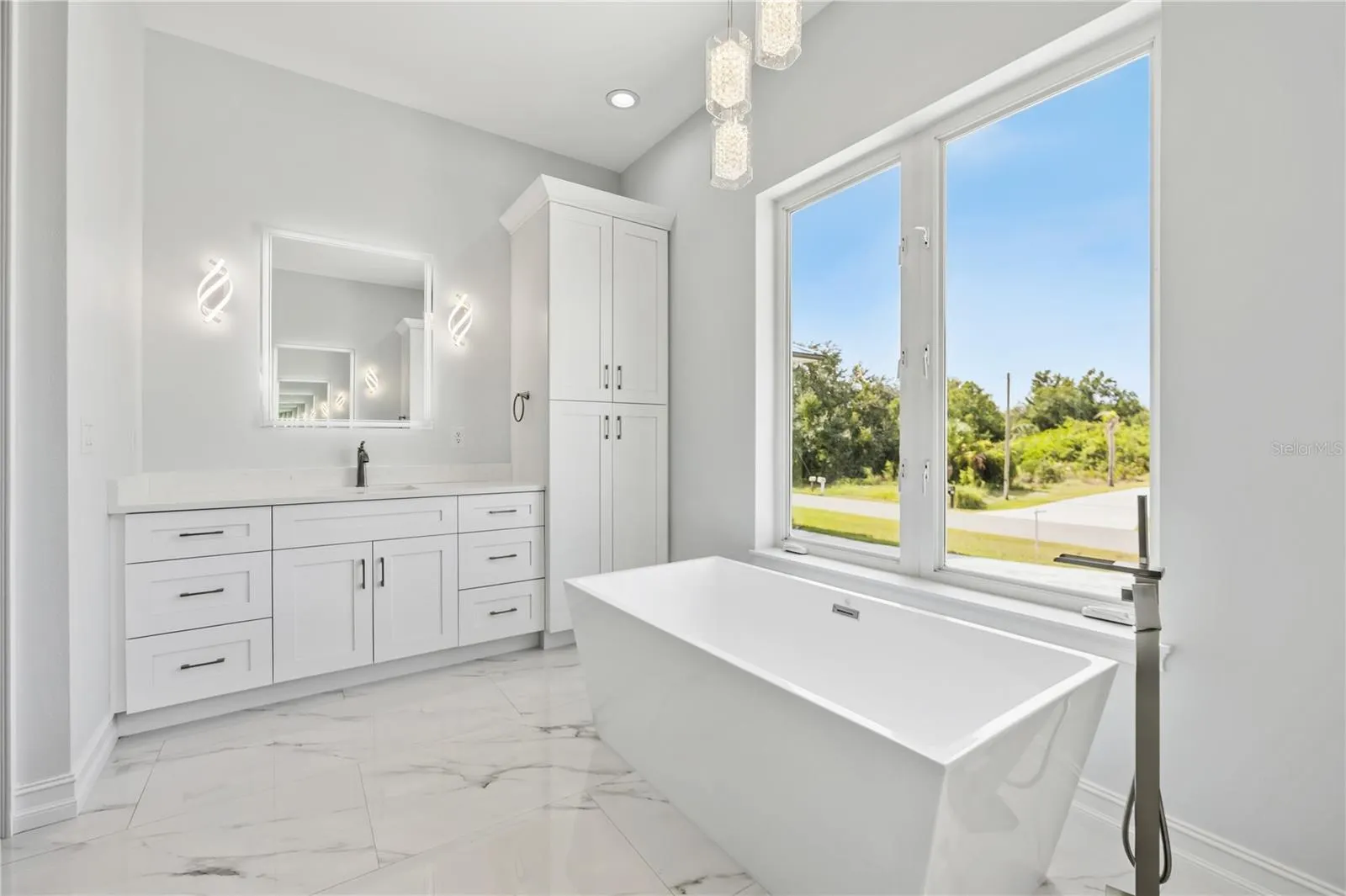 2228 HARBOUR DR