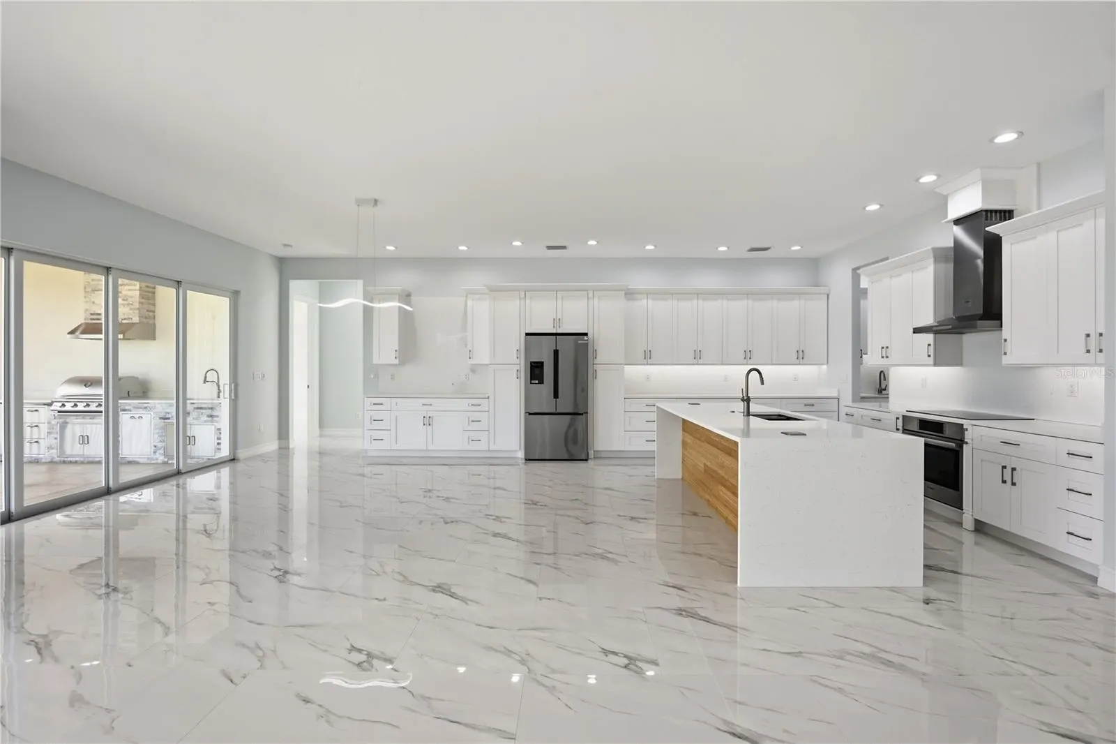 2228 HARBOUR DR